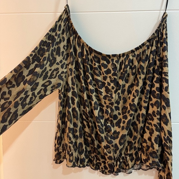 Size M With elastic in the bottom long sleeve - Picture 3 of 6